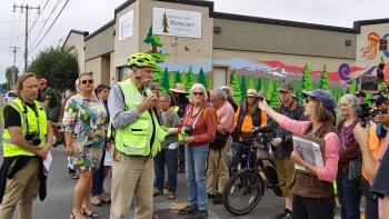Dan Burden and dozens of residents standing on the sidewalk in Arcata, discussing the intersection 